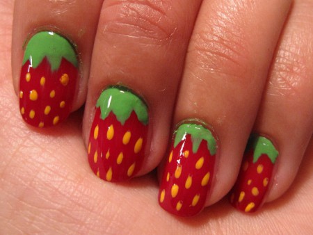 deze super leuke aardbeien zijn heel zomers om op je nagels te lakken..