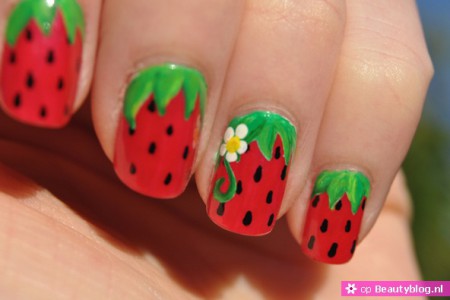 deze aardbei is te cute om niet op je nagels te lakken!!!